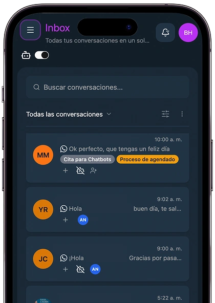 Bandeja de entrada de Crazy Agentes en el móvil, con las conversaciones de WhatsApp de los clientes